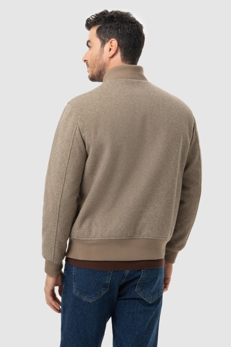 Товар бежевого цвета с внутренней стороны