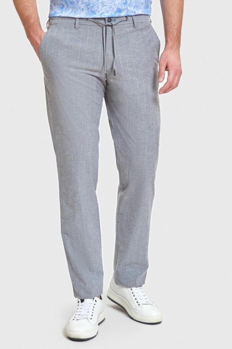 брюки чинос серые на шнуровке с вертикальной полоской фотография