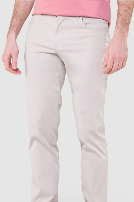 брюки чинос светло-бежевые из хлопка от бренда kanzler вид слева