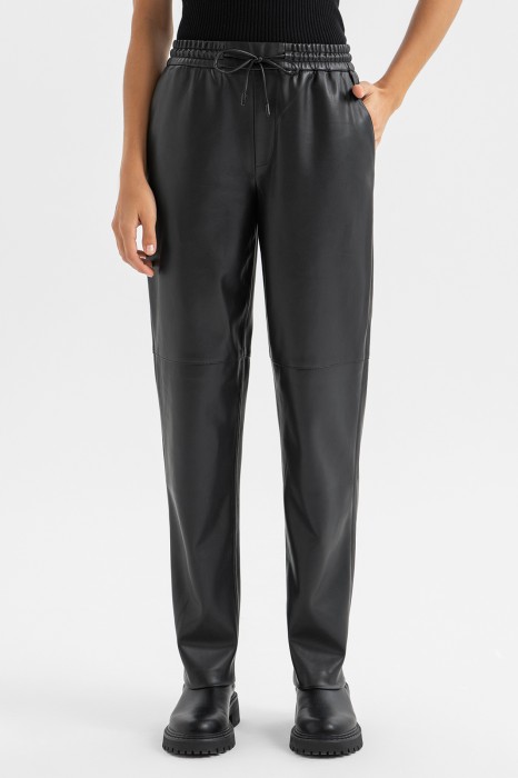 брюки из экокожи фотография