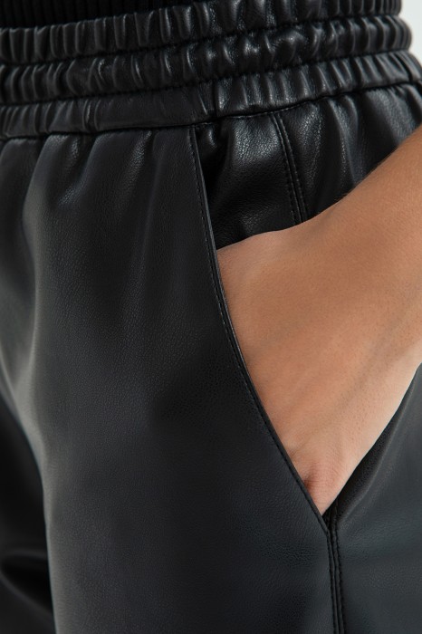 брюки из экокожи от бренда kanzler вид слева