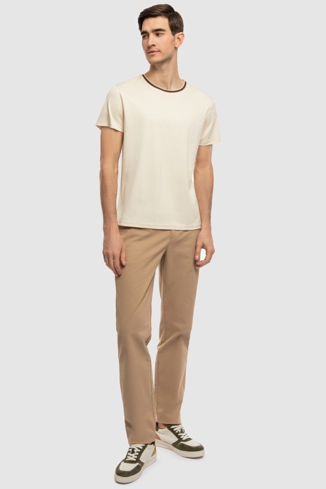 Товар бежевого цвета с внутренней стороны