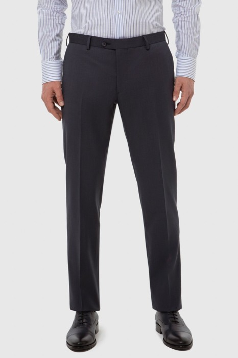 брюки из шерсти, устойчивой к сминанию фотография