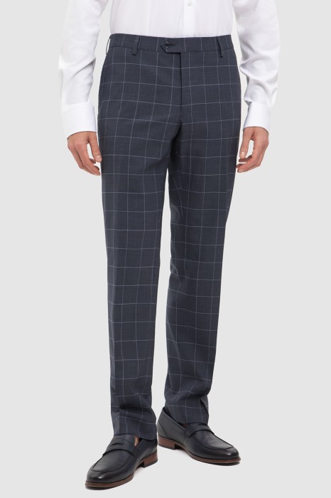 брюки из шерсти, устойчивой к сминанию фотография