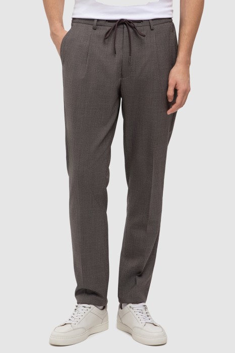 брюки из шерсти, устойчивой к сминанию фотография