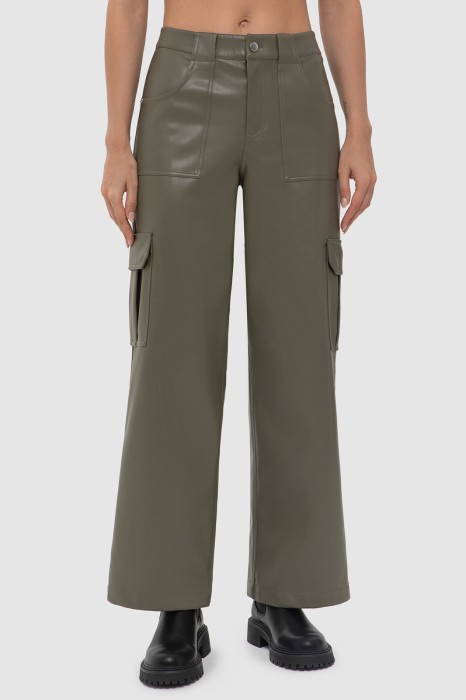 брюки-карго из экокожи фотография