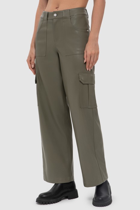 Товар хаки цвета с внутренней стороны