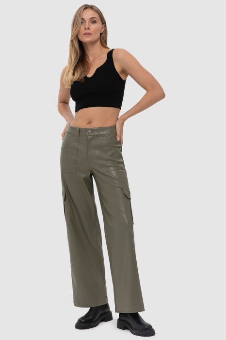 брюки-карго из экокожи из экокожи спереди