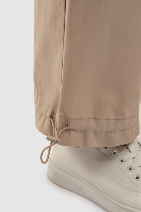 брюки-карго из хлопка по цене 5990 руб вид справа