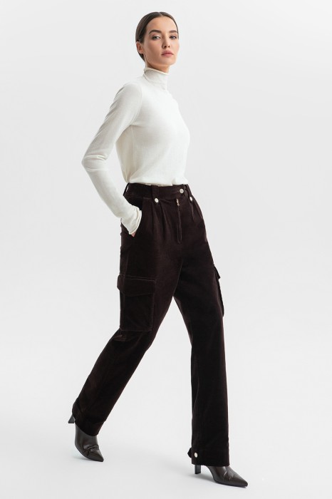 Товар коричневого цвета с внутренней стороны