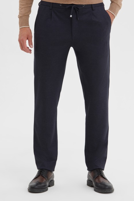 брюки прилегающего кроя фотография