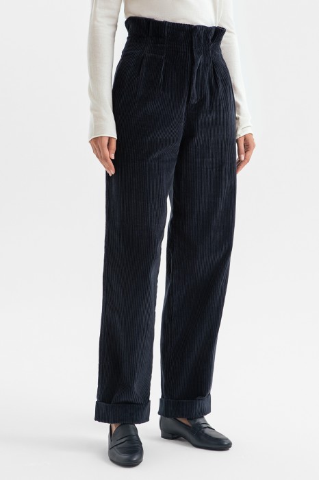 брюки с защипами из вельвета фотография