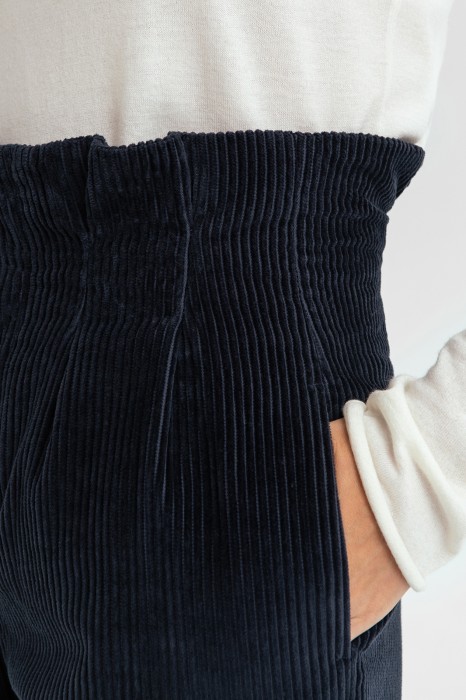 брюки с защипами из вельвета от бренда kanzler вид слева