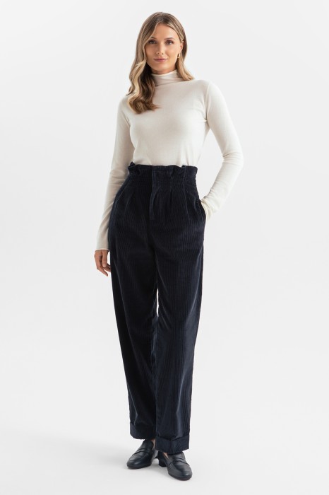 брюки с защипами из вельвета по цене 8990 руб вид справа