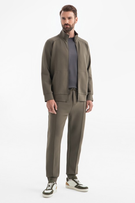 Товар хаки цвета с внутренней стороны