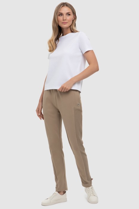 Товар бежевого цвета с внутренней стороны