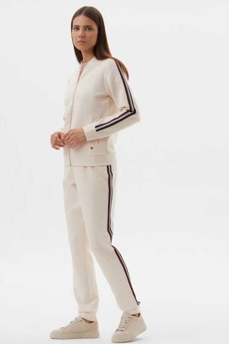 Товар бежевого цвета с внутренней стороны