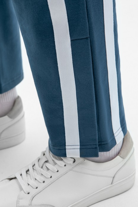 брюки спортивные из хлопка по цене 6990 руб вид справа