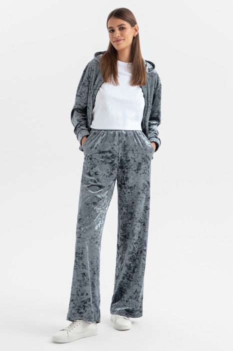 брюки спортивные с бархатной фактурой по цене 6990 руб вид справа