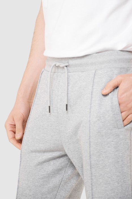 брюки спортивные серые со стрелками из хлопка на шнуровке от бренда kanzler вид слева