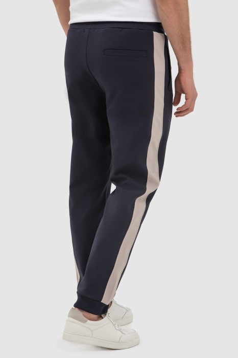 брюки спортивные по цене 5990 руб вид справа