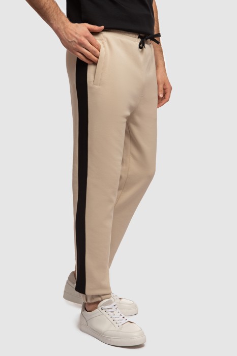 брюки спортивные по цене 4990 руб вид справа