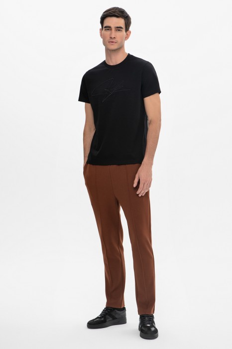 Товар коричневого цвета с внутренней стороны