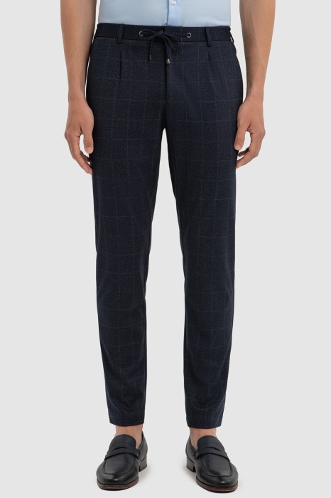 брюки в клетку на кулиске фотография