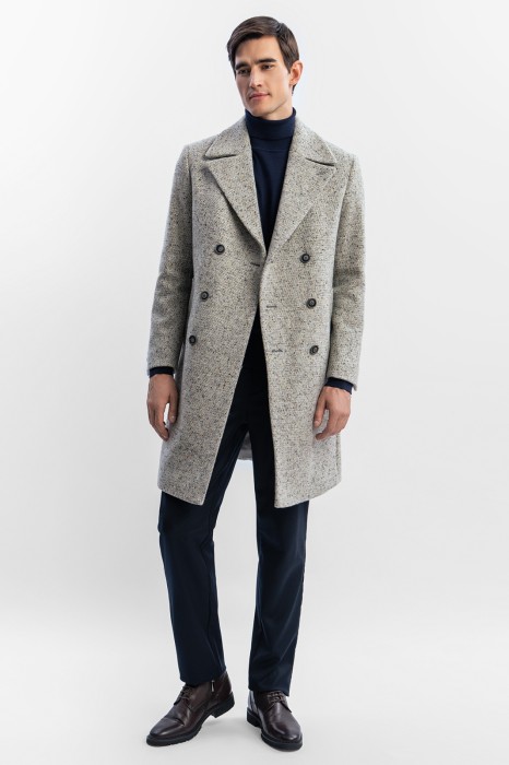 Товар бежевого цвета с внутренней стороны