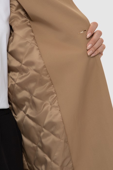 Товар бежевого цвета с внутренней стороны