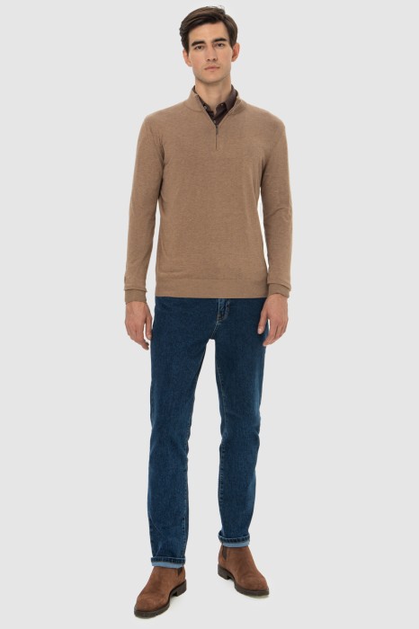 Товар бежевого цвета с внутренней стороны