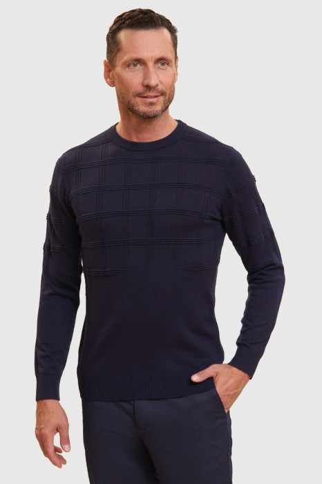 джемпер с узором в клетку фотография