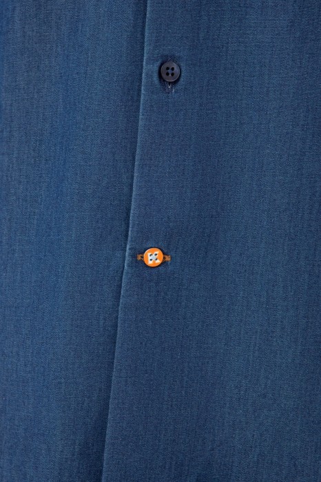 джинсовая рубашка по цене 4990 руб вид справа