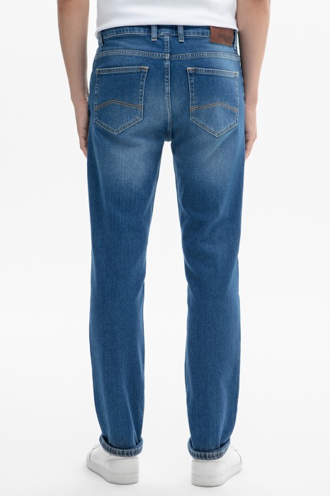 джинсы regular fit по цене 7990 руб вид справа