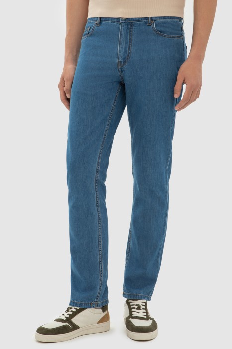 джинсы regular fit из россии вид сбоку