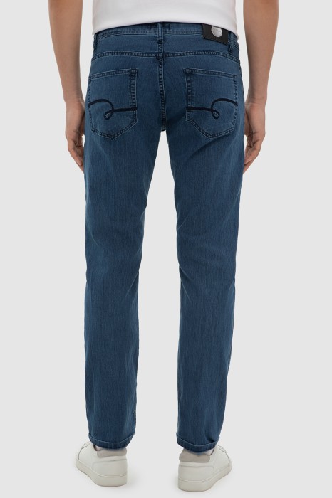 джинсы regular fit по цене 6990 руб вид справа