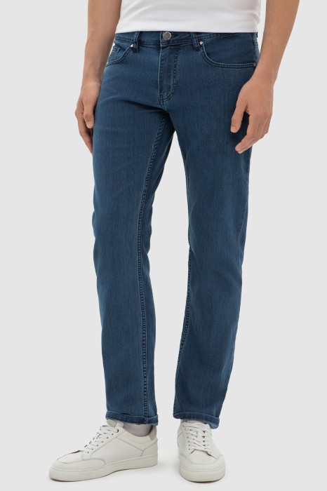 джинсы regular fit из россии вид сбоку