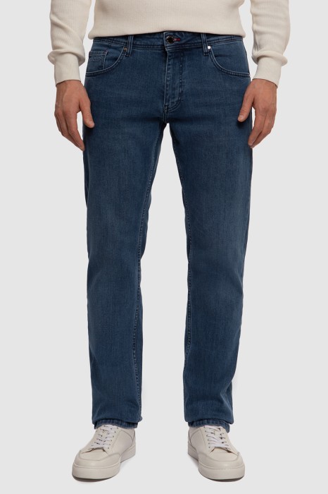 джинсы regular fit из россии вид сбоку