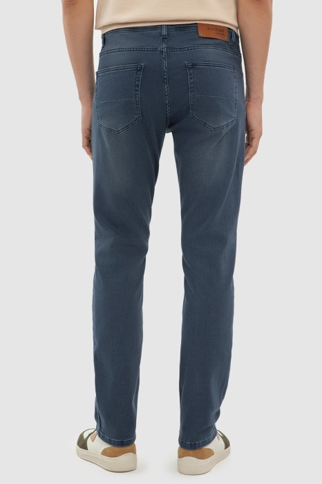 джинсы slim fit по цене 6990 руб вид справа