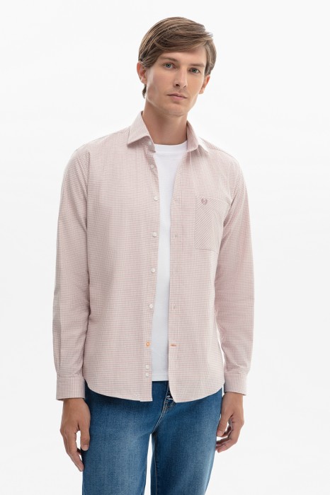 фланелевая сорочка в клетку из устойчивой к сминанию ткани фотография