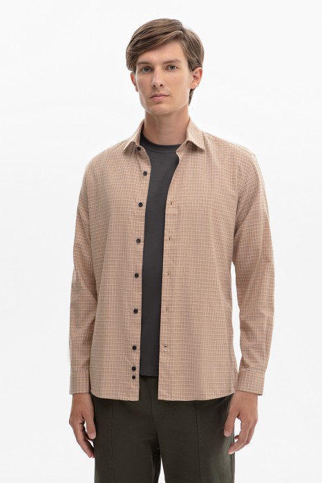 фланелевая сорочка в клетку из устойчивой к сминанию ткани фотография