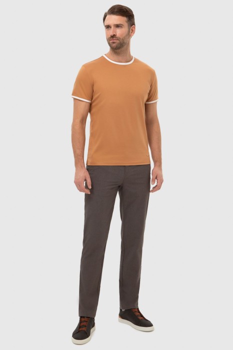 Товар коричневого цвета с внутренней стороны