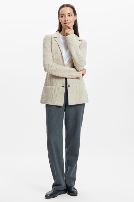 Товар бежевого цвета с внутренней стороны