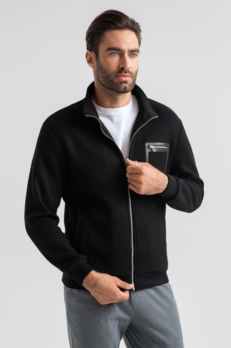 Товар черного цвета с внутренней стороны