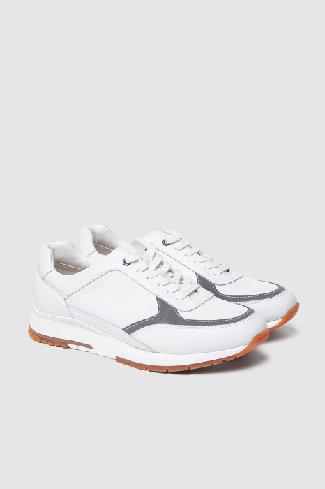 кроссовки из натуральной кожи фотография