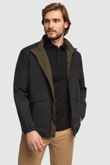 Товар хаки цвета с внутренней стороны