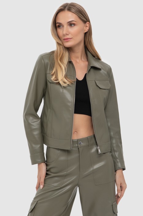 Товар хаки цвета с внутренней стороны