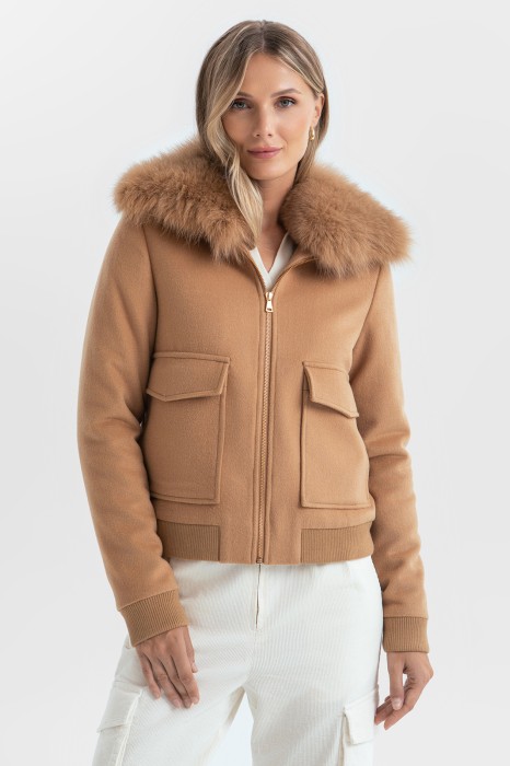 Товар бежевого цвета с внутренней стороны