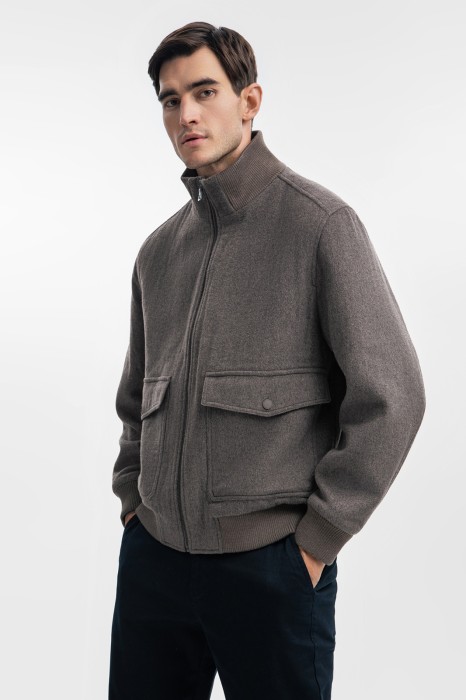 Товар бежевого цвета с внутренней стороны