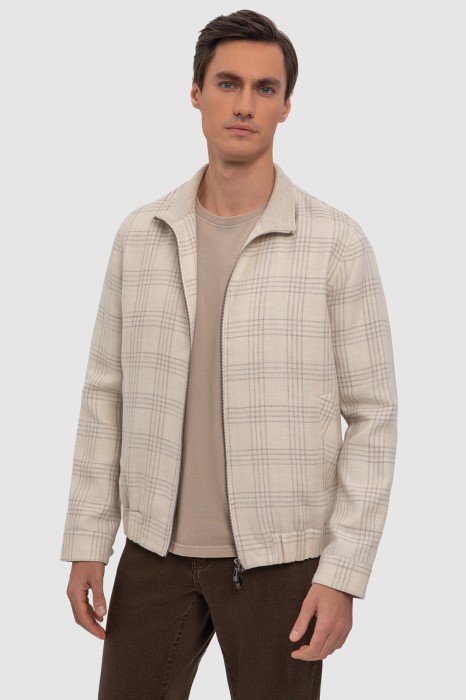 Товар бежевого цвета с внутренней стороны